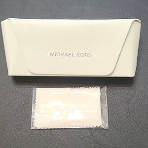MICHAEL KORS White Eyeglass Case w/Cleaning Wipe